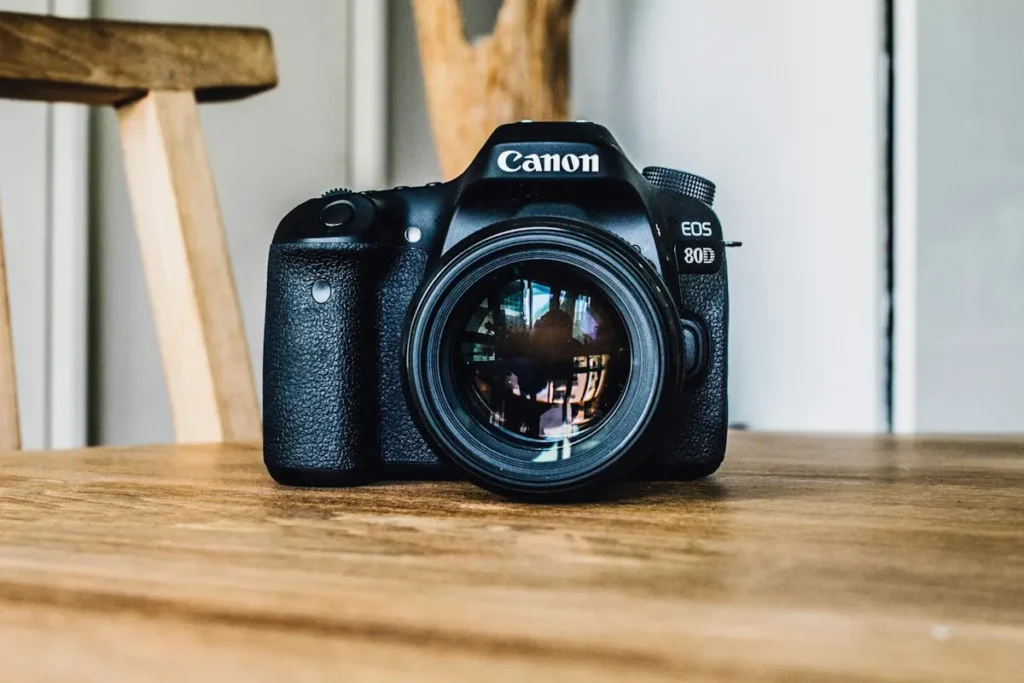 Cámara réflex sobre una mesa de madera: fotografía profesional o móvil para tu negocio