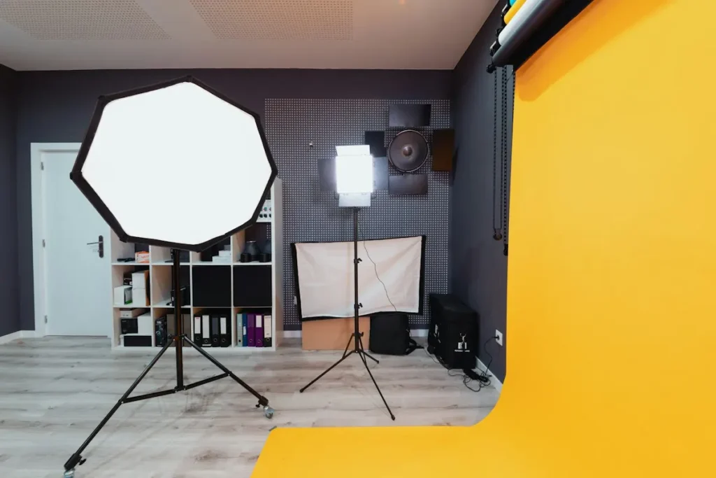 Estudio con luz y trípode preparado: elegir fotografía profesional o móvil