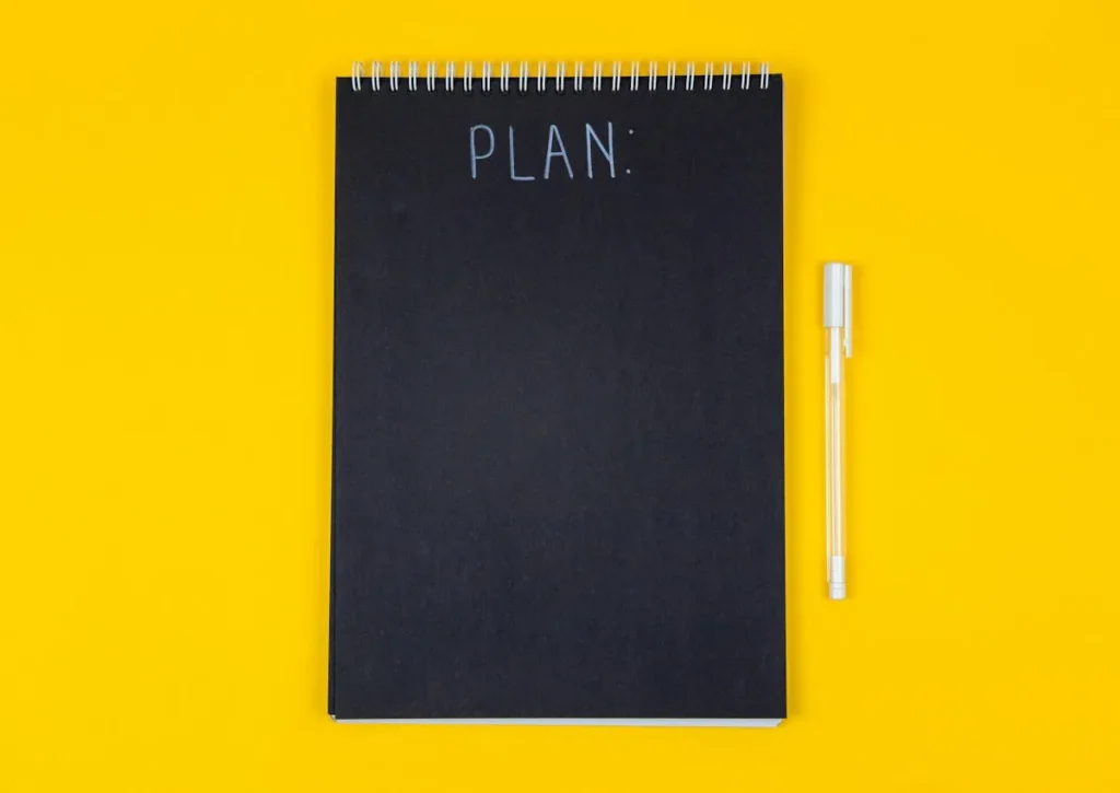 Cuaderno con la palabra plan para organizar las redes sociales para negocios