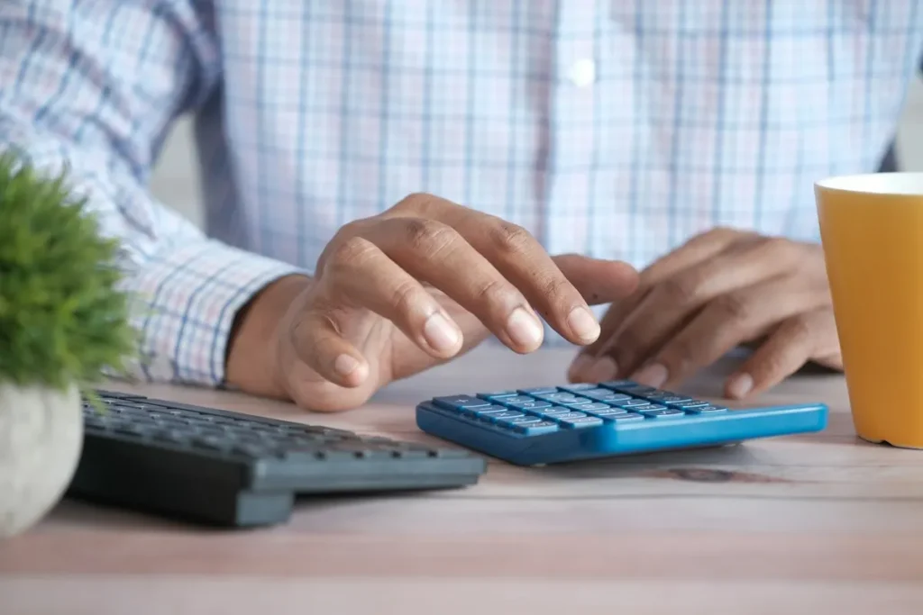 Calculadora y café para revisar el precio página web Jerez