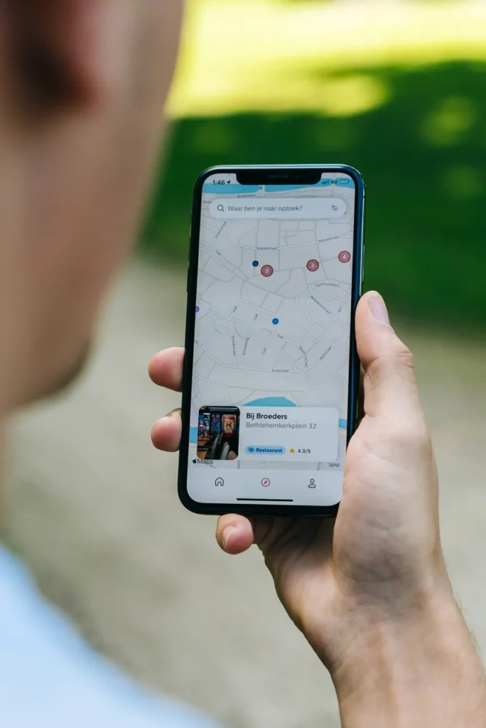Móvil en la mano buscando un negocio cercano: qué es el SEO local