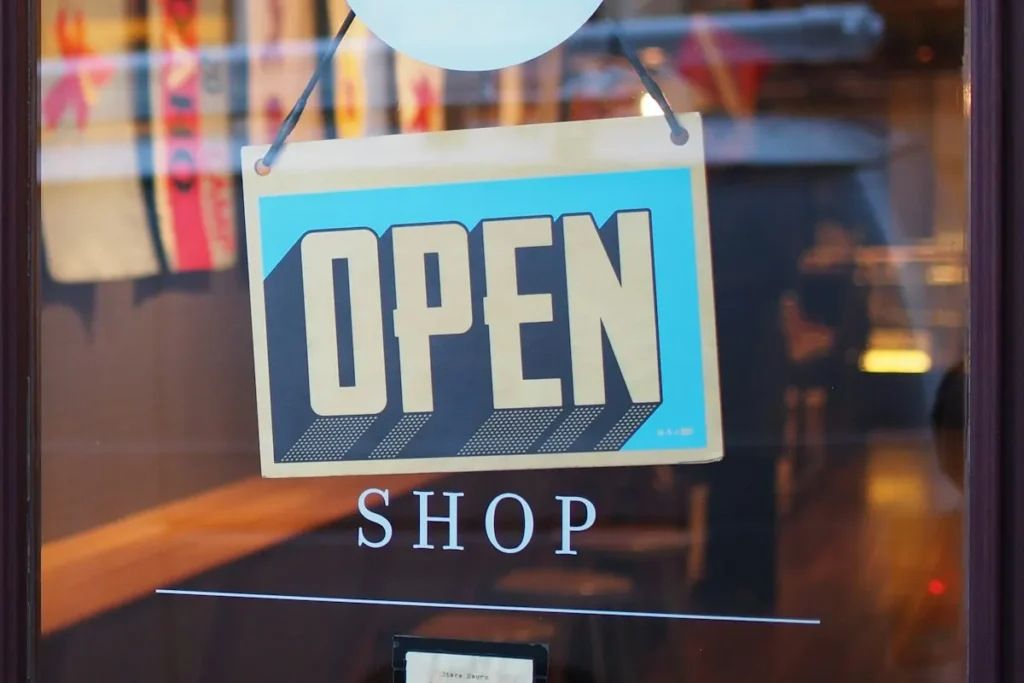 Cartel de abierto en un comercio: qué es el SEO local y por qué importa