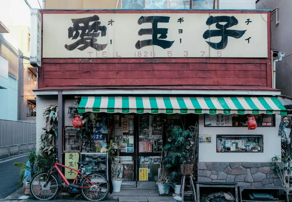 Fachada de tienda de barrio que trabaja qué es el SEO local