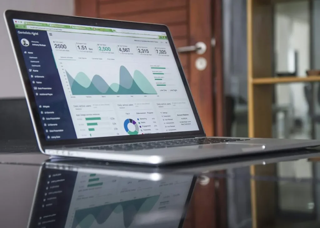 Portátil con gráficas para revisar resultados tras cambiar nombre empresa SEO
