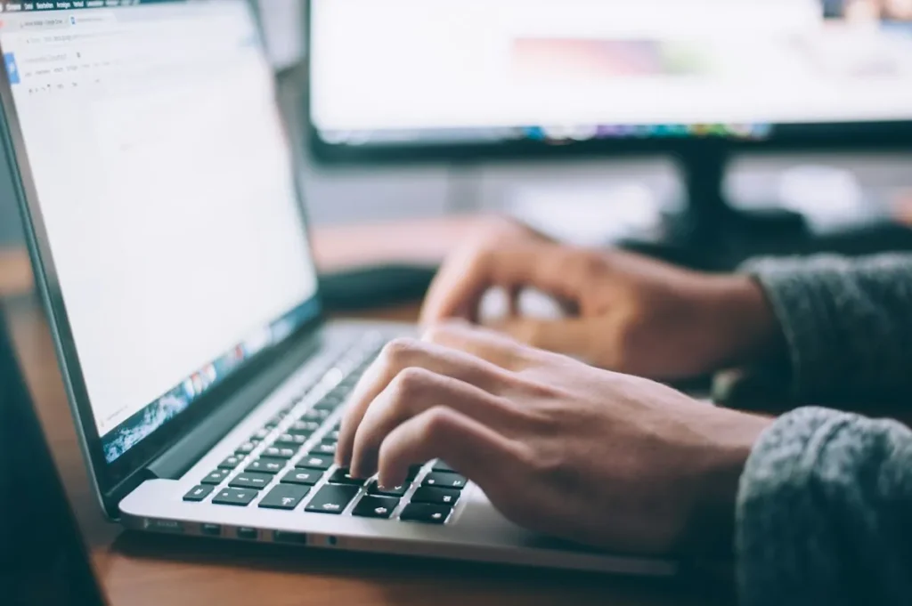Persona trabajando en su web para aprender cómo aparecer en ChatGPT